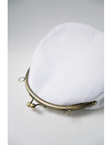 Velours - Simple and elegant bridal clutch sur le site 